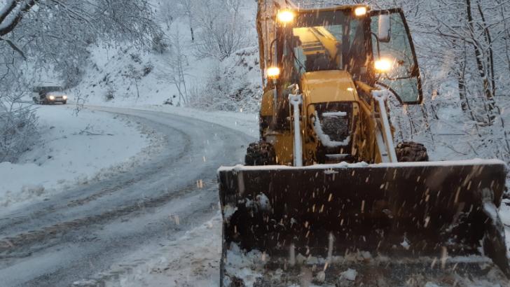  Kar yağışı sonrası kapanan yollar açıldı 