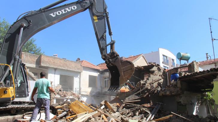Söke’de trafiği rahatlaması için 3 ev yıkıldı 
