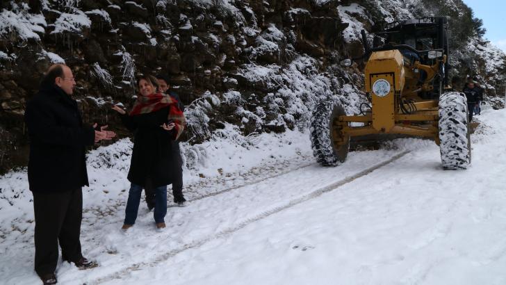 Efeler'de karla mücadele devam ediyor 