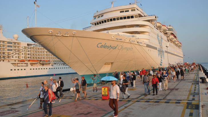 Kuşadası na 3 gemiyle 4 bin 230 turist geldi 