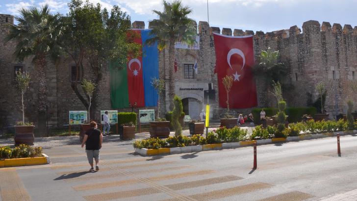 Kervansaray’ı Azerbaycan bayrakları süslemeye başladı