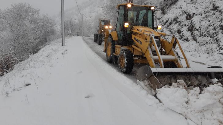  Kar yağışı sonrası kapanan yollar açıldı 
